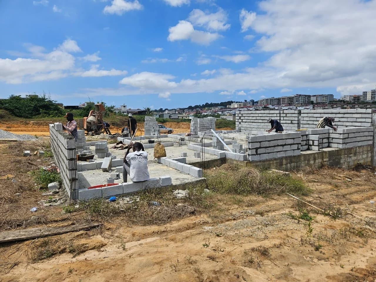 Travaux de bâtiment sur le terrain