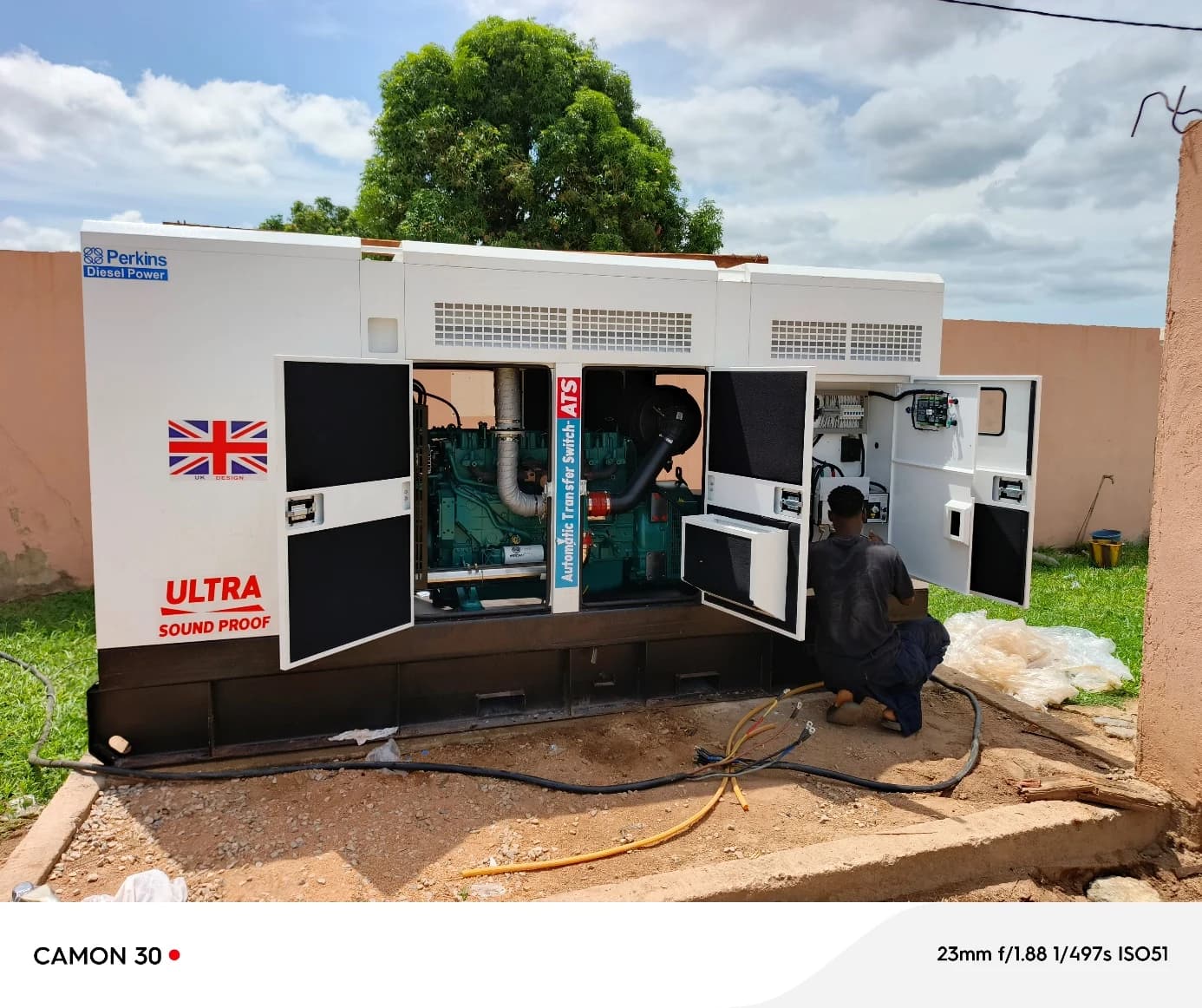 Un technicien intervient sur un groupe électrogène